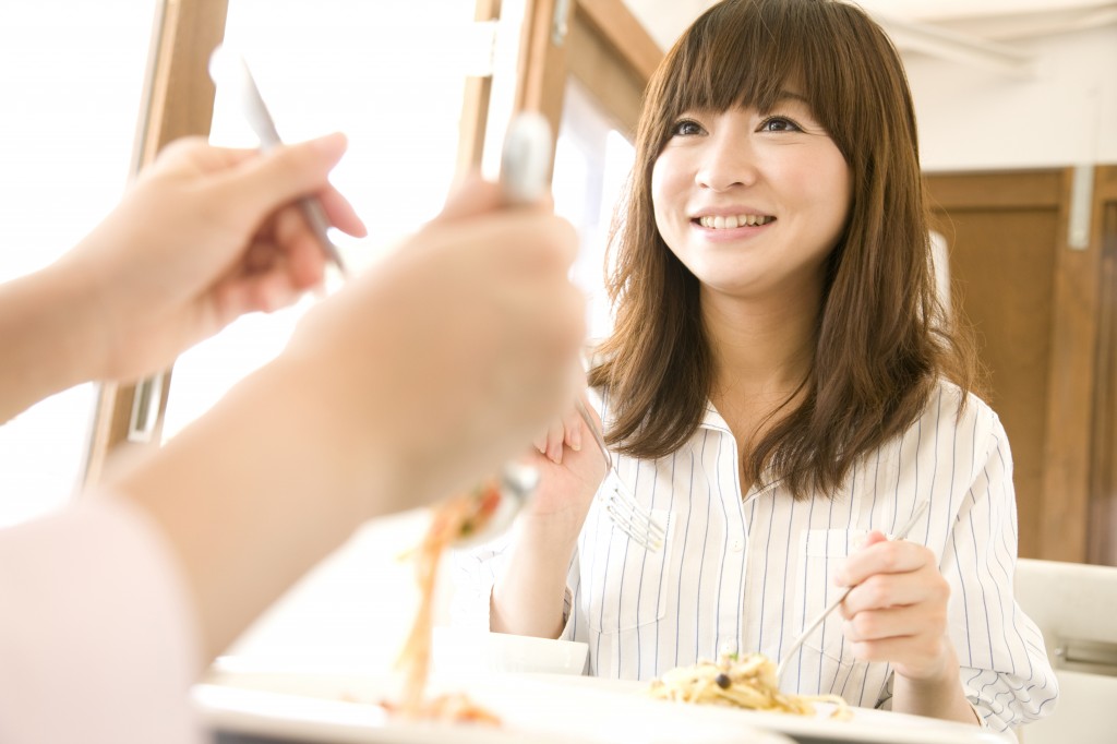 「ランチを食べる女性」の画像検索結果